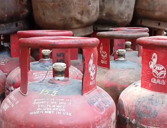 पश्चिम एशिया तनाव का असर एलपीजी सिलेंडर महंगे, पेट्रोल-डीजल की कीमतें भी बढ़ने की आशंका