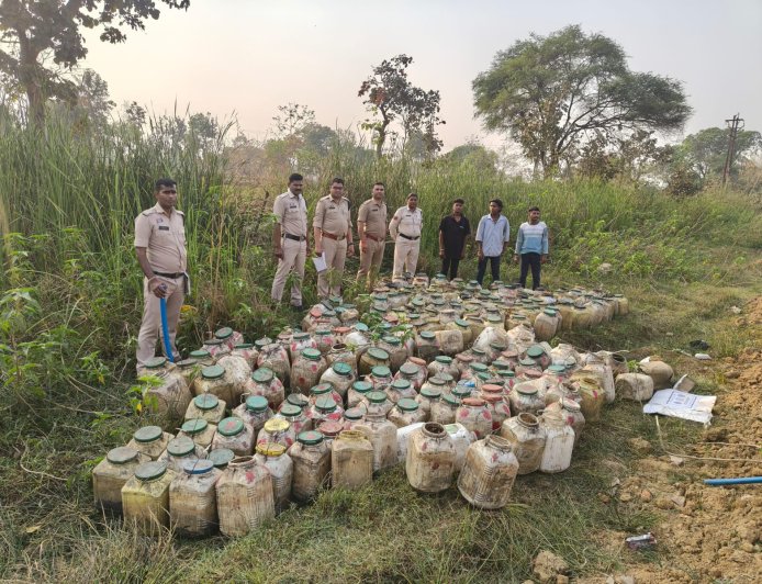 घुटकू रेलवे लाइन किनारे छुपाकर रखा था महुआ लाहन, पुलिस ने 300 डिब्बे किए नष्ट