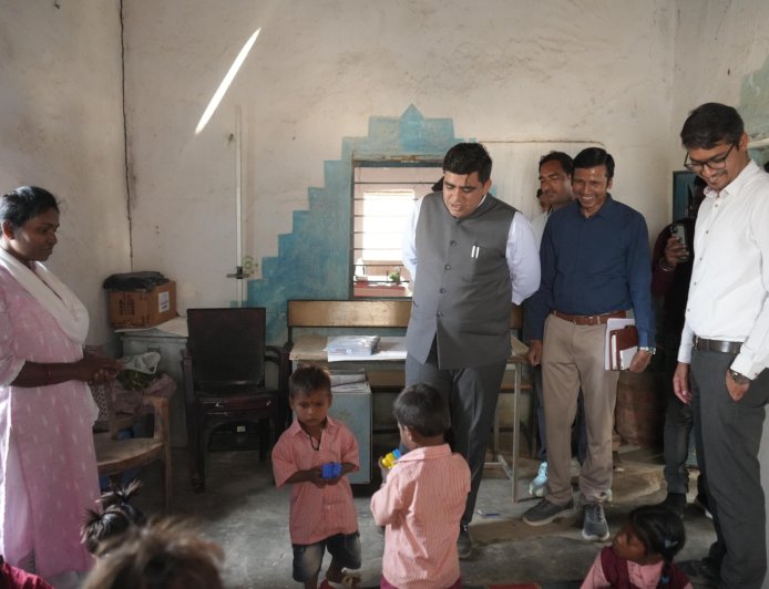 कलेक्टर की तालियों ने बढ़ाया हौसला, आंगनबाड़ी में बच्चों ने सुनाई ए-बी-सी-डी...कमरे में छा गई थी खामोशी, कलेक्टर की मुस्कान और टॉफी ने बच्चों के चेहरों पर ला दी खुशी