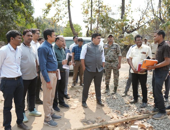 कलेक्टर ने निर्माणाधीन भवनों का किया निरीक्षण, ठेकेदार को नोटिस जारी करने के दिए निर्देश...गुणवत्तापूर्ण कार्य करने के निर्देश, धीमी प्रगति पर जताई नाराजगी