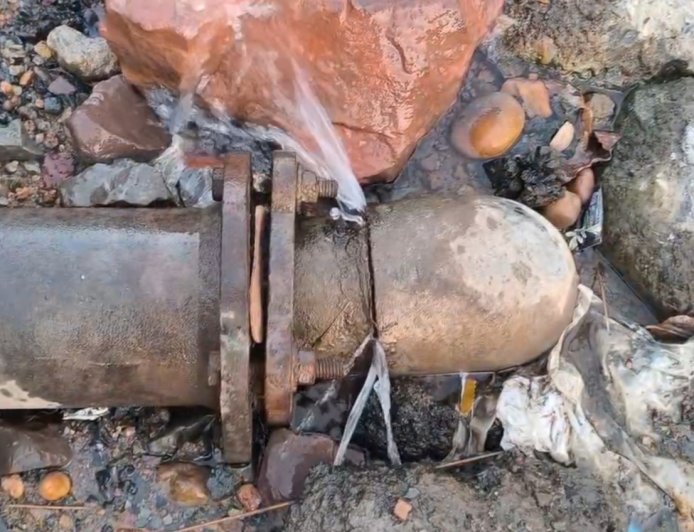 महापौर निवास के सामने मुख्य पाइपलाइन में लीकेज, रोजाना हजारों लीटर पानी हो रहा बर्बाद