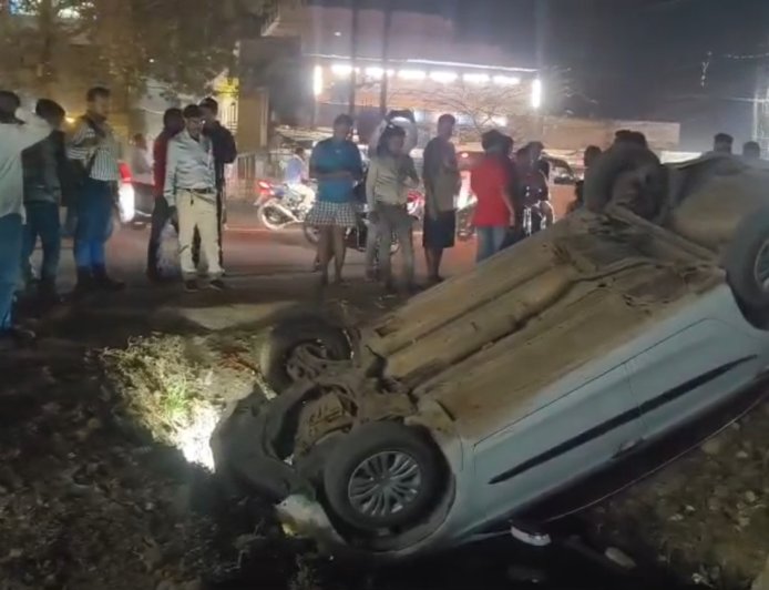 मोपका चौक पर बड़ा हादसा टला: खतरनाक नाले में पलटी कार, युवाओं की सूझबूझ से बची चालक की जान