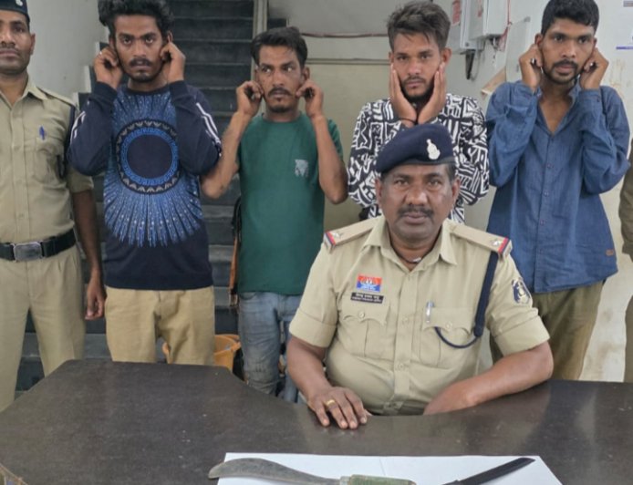 महाराणा प्रताप चौक व तालापारा में चाकू दिखाकर लोगों को डराने वाले दो आरोपी पकड़ाएं,दो पर प्रतिबंधात्मक कार्रवाई