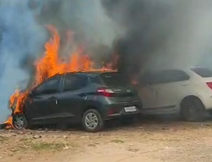 दैहानपारा में खड़ी दो कारें जलकर खाक, कचरे में लगाई आग से फैली लपटें