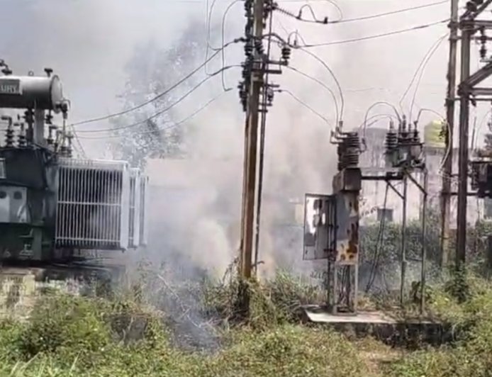 नूतन कॉलोनी के बिजली फ़ीडर में लगी आग, सूखी घास से केबल तक पहुँची लपटें