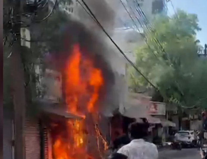 प्रताप चौक में भीषण आग साक्षी फैशन शोरूम जलकर राख, दमकल की देरी पर उठे सवाल