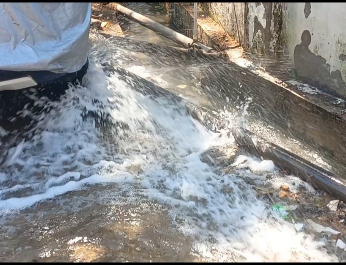 24 घंटे से ज्यादा बह रहा वॉल पाइप से फुटकर पानी