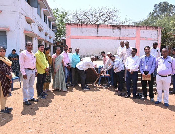 एनटीपीसी सीपत द्वारा स्वामी आत्मानंद शासकीय विद्यालय सीपत मे स्टेज शेड एवं साइकल स्टैंड निर्माण कार्यों का भूमि पूजन