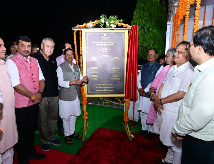 बिलासा देवी केवट एयरपोर्ट से नाइट फ्लाइट सेवा शुरू, मुख्यमंत्री विष्णुदेव साय ने भरी पहली उड़ान