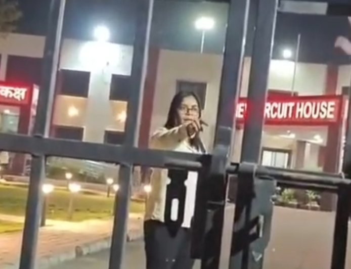 सीएम दौरे में सियासी तकरार सर्किट हाउस पर भाजपा नेत्री गौरी गुप्ता और पुलिस के बीच तीखी झड़प, VIDEO वायरल