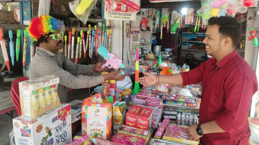 होली से पहले बाजारों में रंगों की बहार, गुलाल-पिचकारी से सजी दुकानें