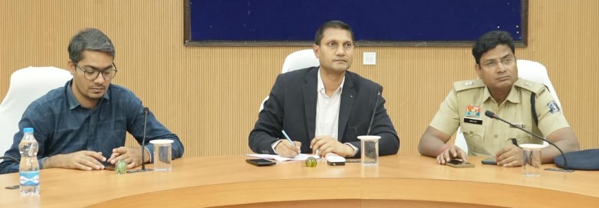 होली, ईद एवं गुड फ्राइडे को शांति और सौहार्दपूर्वक मनाने की अपील...शराब पीकर हुल्लड़बाजी करने, जबरदस्ती रंग-गुलाल डालने, ओवरस्पीडिंग, ट्रिपल राइडिंग तथा मुखौटा लगाकर हुटिंग करने वालों पर कड़ी कार्रवाई के निर्देश...पुलिस विभाग को सुरक्षा व्यवस्था बढ़ाने एवं सतत पेट्रोलिंग के निर्देश...जिला स्तरीय शांति समिति की बैठक संपन्न