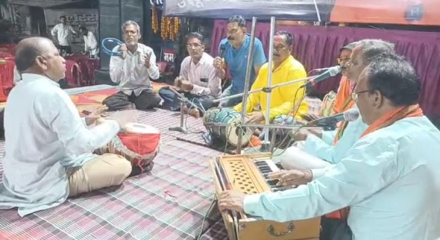 होली की उमंग में गूंजे फाग गीत, 10 मंडलियों ने दी मनमोहक प्रस्तुति...मध्य नगरी चौक में फाग प्रतियोगिता का भव्य आयोजन, पारंपरिक धुनों पर झूमे लोग