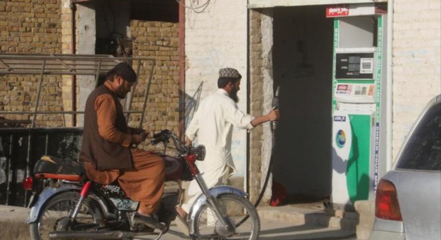 पाकिस्तान ने पेट्रोल और डीजल की कीमतों में 55 पाकिस्तानी रुपये प्रति लीटर की बढ़ोतरी की है, जो अब तक की सबसे बड़ी बढ़ोतरी है।