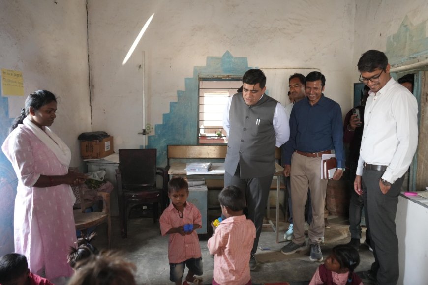 कलेक्टर की तालियों ने बढ़ाया हौसला, आंगनबाड़ी में बच्चों ने सुनाई ए-बी-सी-डी...कमरे में छा गई थी खामोशी, कलेक्टर की मुस्कान और टॉफी ने बच्चों के चेहरों पर ला दी खुशी