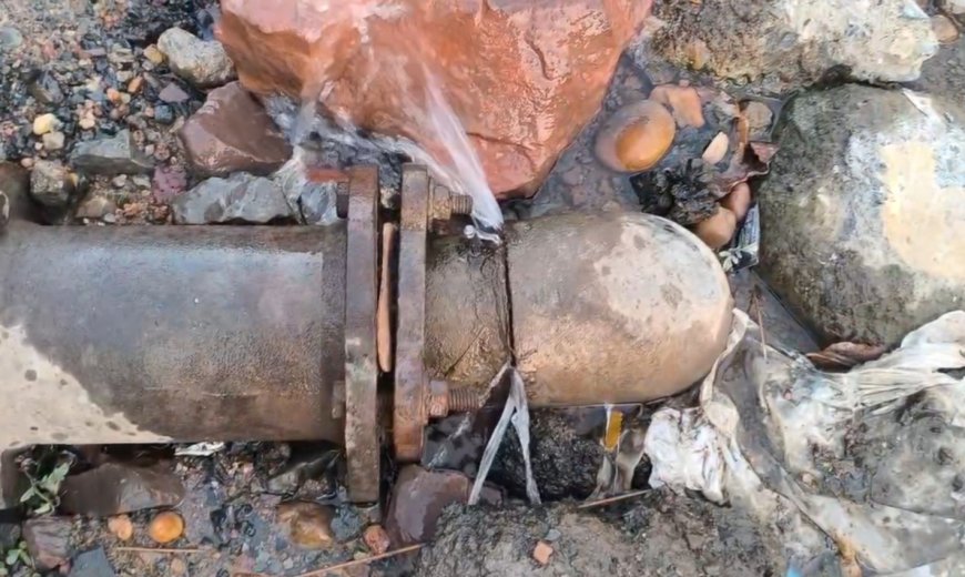 महापौर निवास के सामने मुख्य पाइपलाइन में लीकेज, रोजाना हजारों लीटर पानी हो रहा बर्बाद