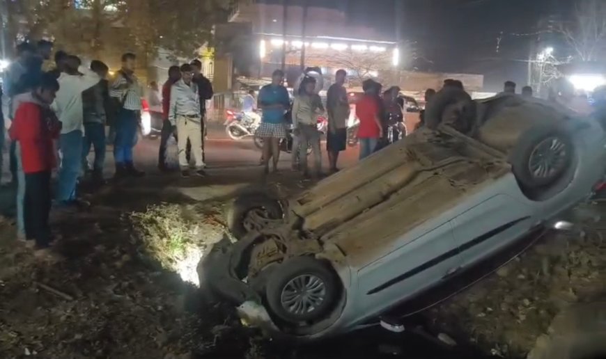 मोपका चौक पर बड़ा हादसा टला: खतरनाक नाले में पलटी कार, युवाओं की सूझबूझ से बची चालक की जान