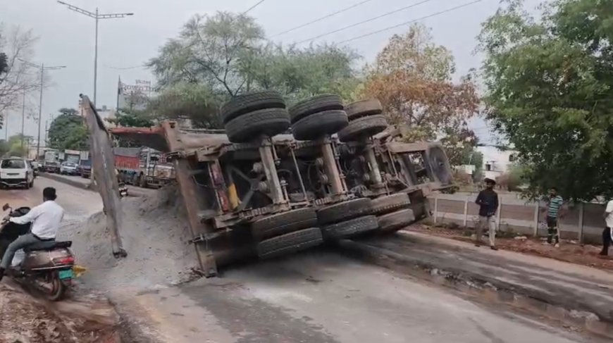 राजकिशोर नगर चौक के पास दो हाइवा दुर्घटनाग्रस्त, सड़क पर फैला फ्लाई ऐश