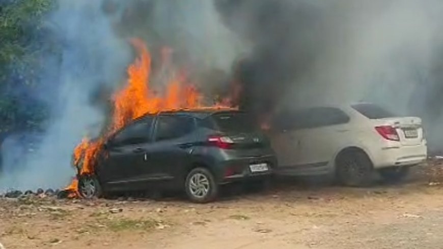 दैहानपारा में खड़ी दो कारें जलकर खाक, कचरे में लगाई आग से फैली लपटें