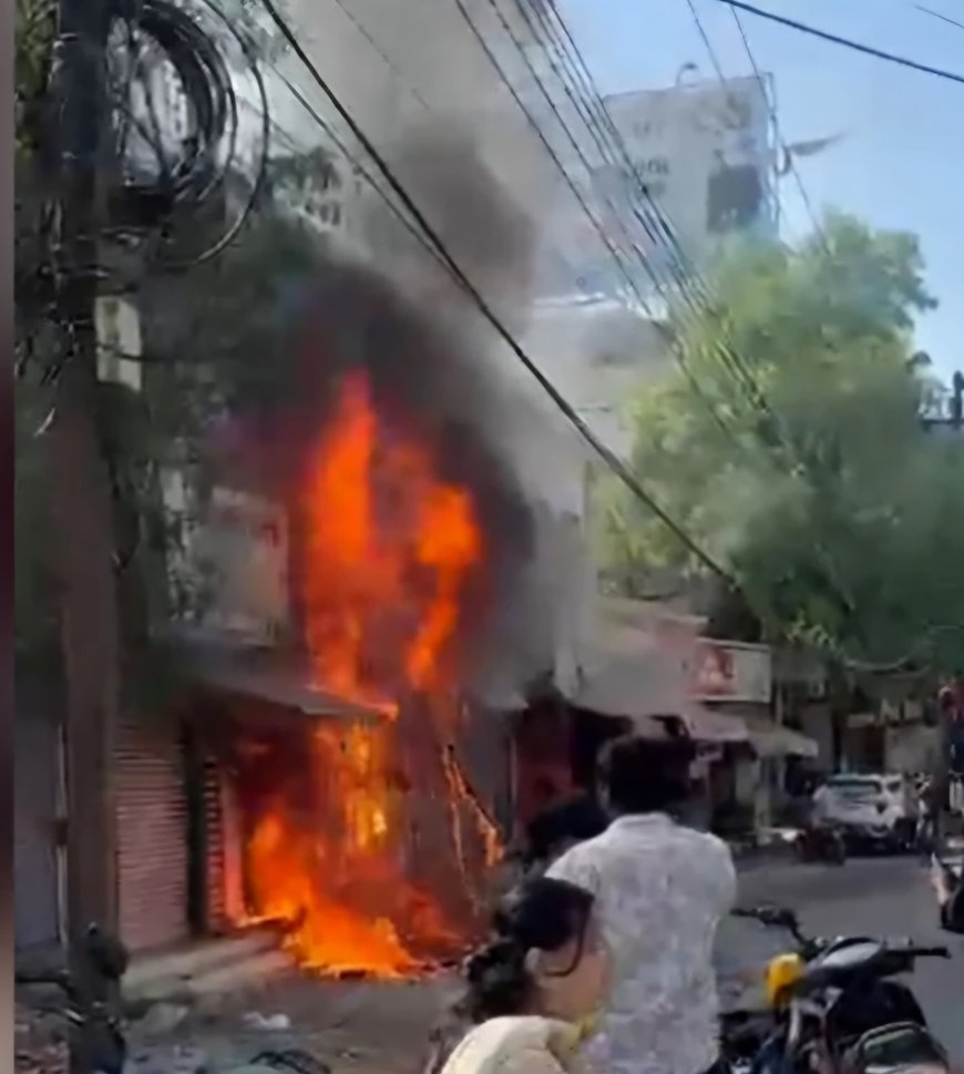 प्रताप चौक में भीषण आग साक्षी फैशन शोरूम जलकर राख, दमकल की देरी पर उठे सवाल