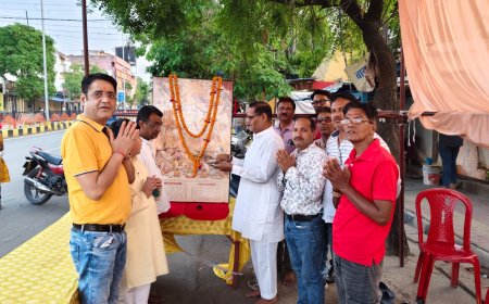 हनुमान जन्मोत्सव पर पीजीबीटी कॉलेज के सामने भव्य आरती व प्रसाद वितरण