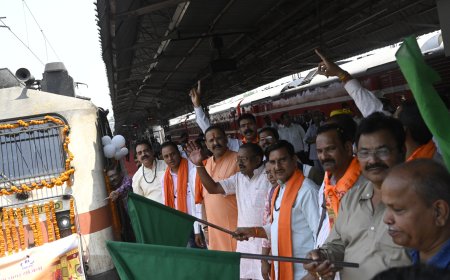 श्री रामलला दर्शन के लिए श्रद्धालु अयोध्या धाम के लिए रवाना...आस्था स्पेशल ट्रेन से बिलासपुर संभाग के 850 श्रद्धालुओं ने शुरू की यात्रा...केंद्रीय राज्य मंत्री तोखन साहू ने दिखाई हरी झंडी