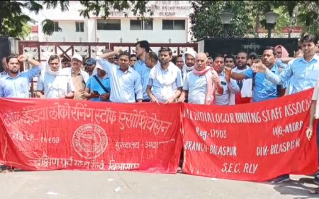 डीआरएम को सौंपा ज्ञापन, मांगें पूरी नहीं हुईं तो आंदोलन की चेतावनी