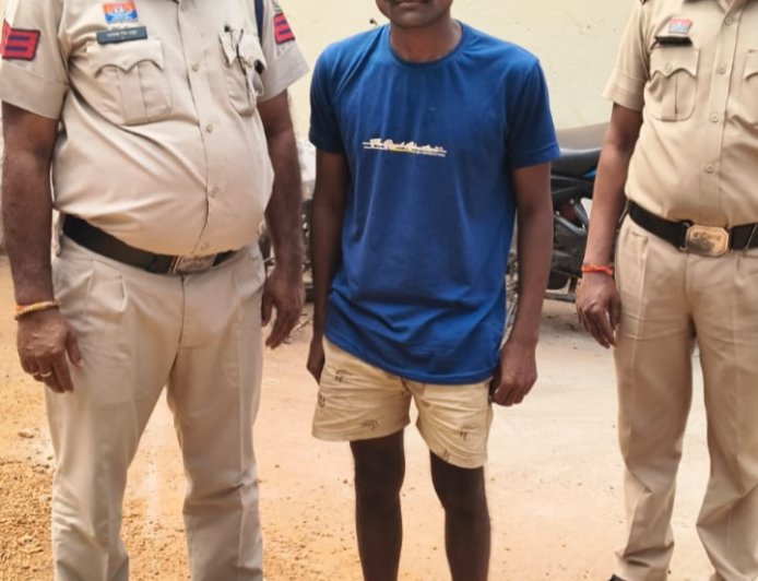 फरहदा में सीपत पुलिस की बड़ी कार्रवाई: 31 लीटर महुआ शराब के साथ आरोपी गिरफ्तार