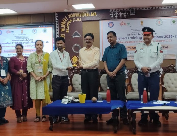 अटल बिहारी वाजपेई विश्वविद्यालय बिलासपुर में यातायात जागरूकता पाठशाला का आयोजन,सड़क सुरक्षा से संबंधित विभिन्न विषयों पर दी गई जानकारी