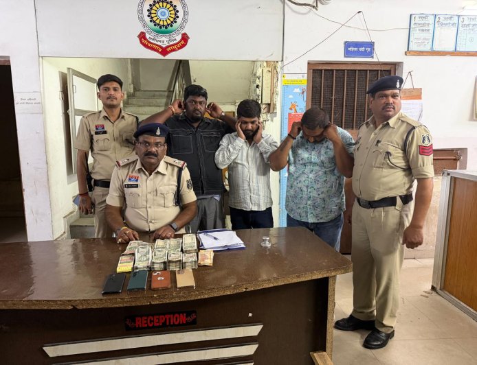 आईपीएल सट्टे पर पुलिस का शिकंजा कार में मोबाइल से ऑनलाइन बेटिंग कर रहे 3 आरोपी गिरफ्तार 17 लाख की जप्ती