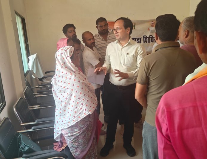 राजस्व पखवाड़ा शिविर का कलेक्टर ने किया निरीक्षण, ग्रामीणों की समस्याएं मौके पर सुनीं