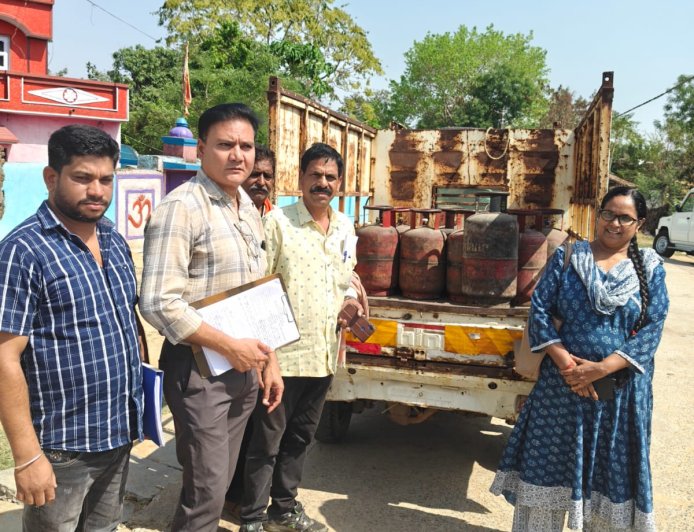 खाद्य विभाग की कार्रवाई : फरसवानी और बीरतराई में अनधिकृत गैस सिलेंडर भंडारण पकड़ा गया, कुल 20 सिलेंडर जप्त