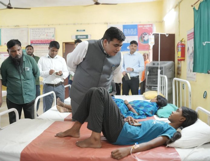 कलेक्टर ने किया चैतमा स्वास्थ्य केंद्र का आकस्मिक निरीक्षण...मरीज़ों से की बातचीत, एम्बुलेंस के लिए ड्राइवर उपलब्ध कराने का आश्वासन