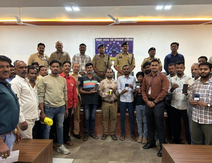 खोए मोबाइल मिले वापस “अर्पण” अभियान से चेहरों पर लौटी मुस्कान...एक माह में 135 मोबाइल बरामद...एसीसीयू टीम का सराहनीय कार्यवाही