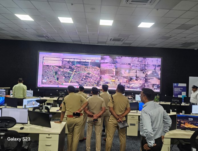 बिलासपुर पुलिस का ITMS एक्शन: ट्रैफिक उल्लंघन सख्ती,आईजी रामगोपाल गर्ग और एसएसपी रजनेश सिंह ने कंट्रोल सेंटर व साइबर सेल का  किया निरीक्षण