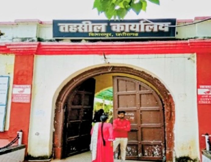 तहसील कार्यालय में हंगामा: महिला आरआई और अधिवक्ता के बीच तीखी नोकझोंक, लेनदेन को लेकर विवाद की चर्चा