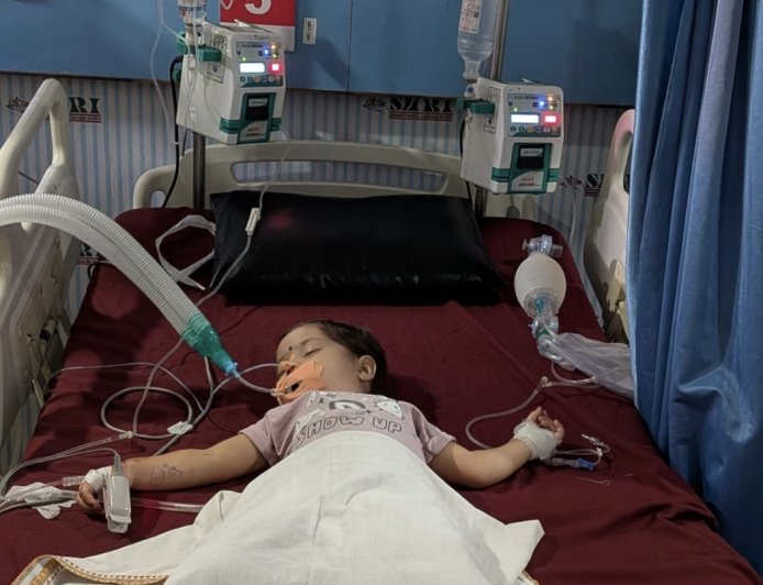 सर्पदंश से जूझती मासूम वर्तिका को मिला नया जीवन, श्री शिशु भवन अस्पताल बना उम्मीद की किरण