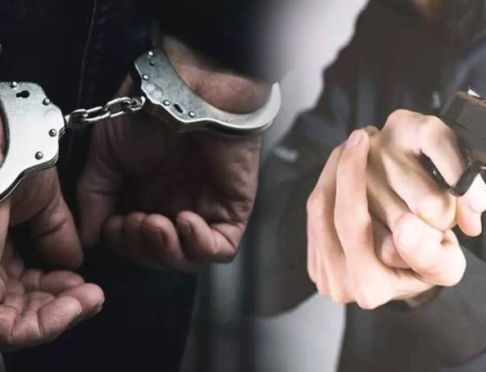 देर रात शहर में पिस्टल लेकर घूमते युवक को पुलिस ने पकड़ा एक पिस्टल मैगज़ीन दो ज़िंदा कारतूस बरामद