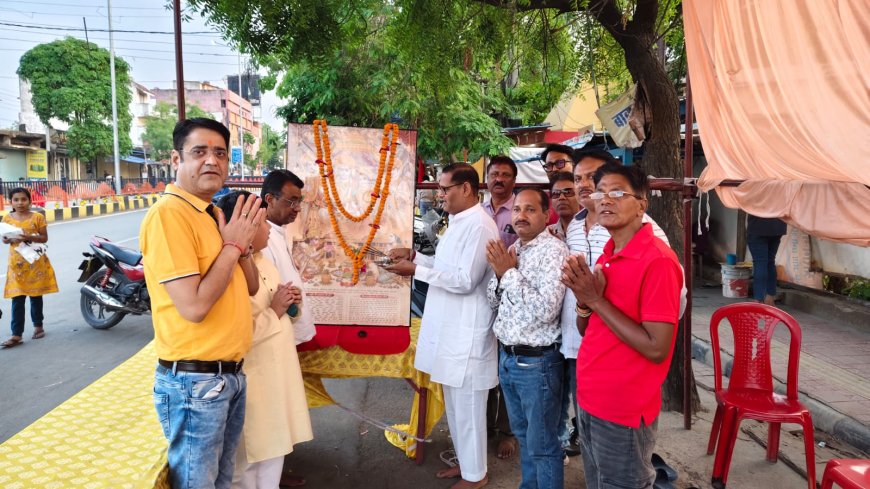 हनुमान जन्मोत्सव पर पीजीबीटी कॉलेज के सामने भव्य आरती व प्रसाद वितरण