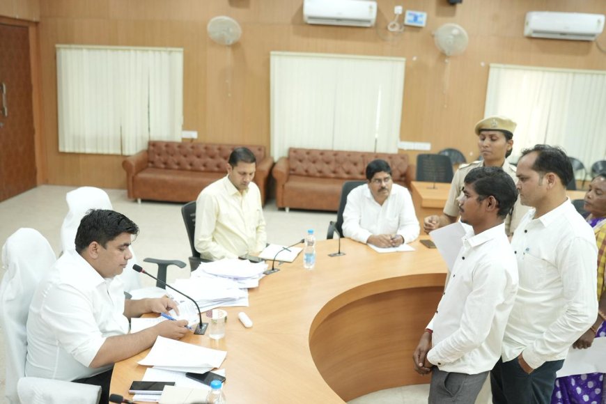 जनदर्शन में कलेक्टर की संवेदनशील पहलः दिव्यांग बालक को तुरंत मिली व्हीलचेयर...आमजनों की समस्याओं पर त्वरित कार्रवाई के निर्देश 113 आवेदनों पर सुनवाई