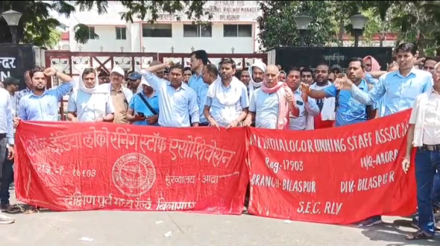 डीआरएम को सौंपा ज्ञापन, मांगें पूरी नहीं हुईं तो आंदोलन की चेतावनी