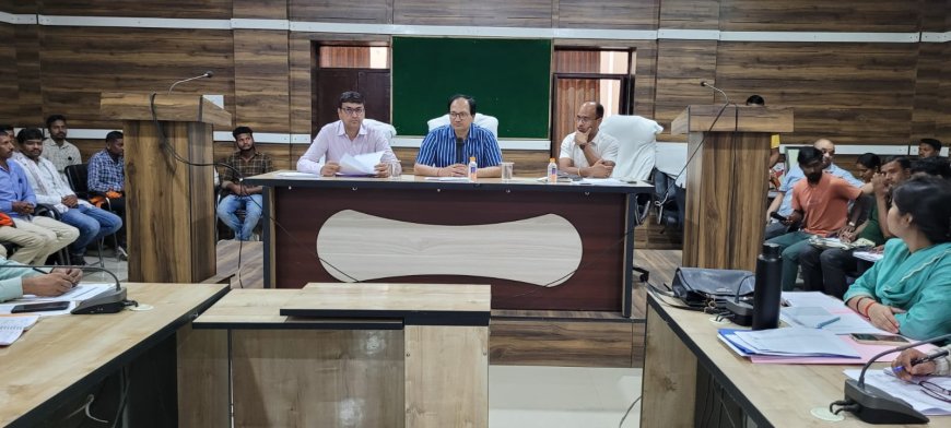 तखतपुर जनपद में विकास कार्यों की समीक्षा, योजनाओं के क्रियान्वयन में तेजी लाने कलेक्टर ने दिए निर्देश