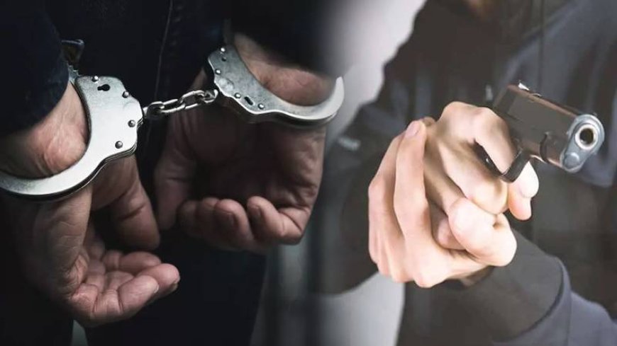 देर रात शहर में पिस्टल लेकर घूमते युवक को पुलिस ने पकड़ा एक पिस्टल मैगज़ीन दो ज़िंदा कारतूस बरामद