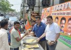 कमल सोनी का अनोखा अंदाज़ बंगाल जीत पर शहरवासियों को खिलाई झालमुड़ी