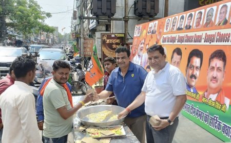 कमल सोनी का अनोखा अंदाज़ बंगाल जीत पर शहरवासियों को खिलाई झालमुड़ी