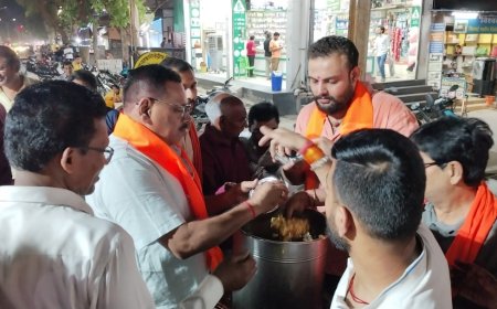 बंगाल जीत पर बिलासपुर में अनोखा जश्न भाजपा कार्यकर्ताओं ने बांटी झालमुड़ी, बाजे-गाजे के साथ मनाई खुशी