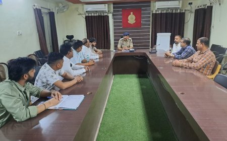 “सजग कोरबा – सतर्क कोरबा” अभियान के तहत सर्राफा व्यापारियों की सुरक्षा को लेकर कोरबा पुलिस की अहम बैठक..SP सिद्धार्थ तिवारी के निर्देशन में व्यापारिक प्रतिष्ठानों की सुरक्षा व्यवस्था मजबूत करने जारी हुए दिशा-निर्देश...सर्राफा दुकानों और गोल्ड लोन कंपनियों में CCTV कैमरे, सुरक्षा गार्ड एवं रिकॉर्ड संधारण अनिवार्य करने पर जोर...संदिग्ध गतिविधियों की तत्काल सूचना तत्काल पुलिस को देने व्यापारियों से की गई अपील