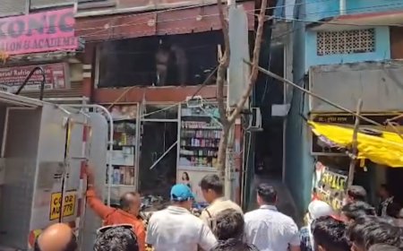 रानी फैंसी स्टोर में भीषण आग, लाखों का सामान जलकर खाक