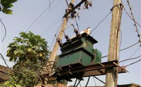 ट्रांसफार्मर खराब होने से गांव अंधेरे में डूबा,भीषण गर्मी में ग्रामीणों का हाल बेहाल...सरपंच और जनप्रतिनिधियों पर ग्रामीणों का फुटा ग़ुस्सा