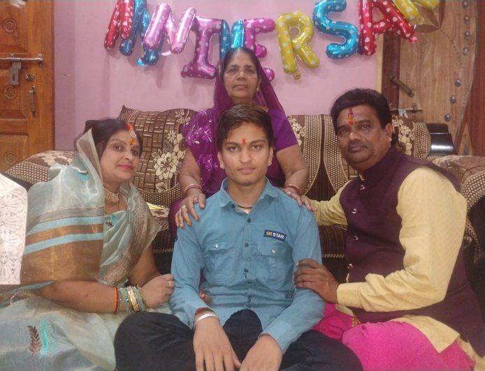 कक्षा 12वीं में सफलता पर परिवार में खुशी का माहौल, निखिल पाण्डेय ने बढ़ाया मान